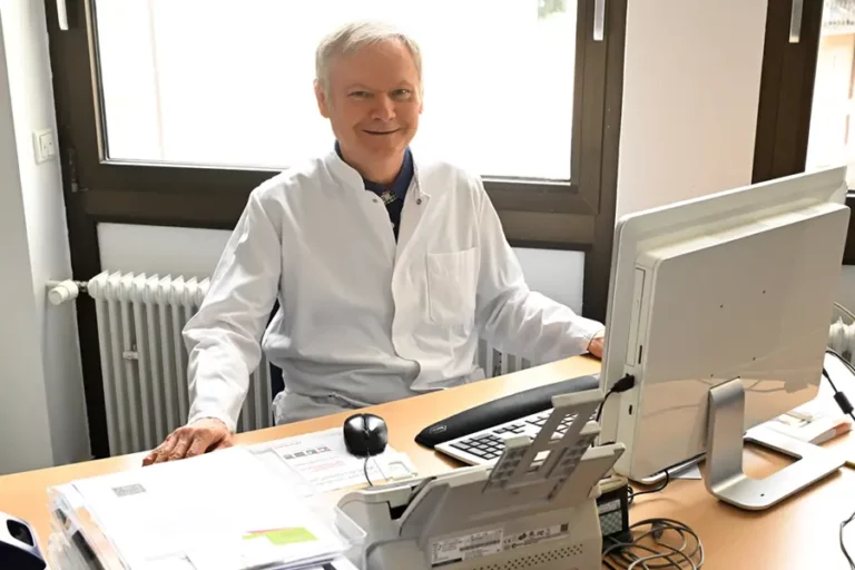 Prof. Dr. Gerl im Büro